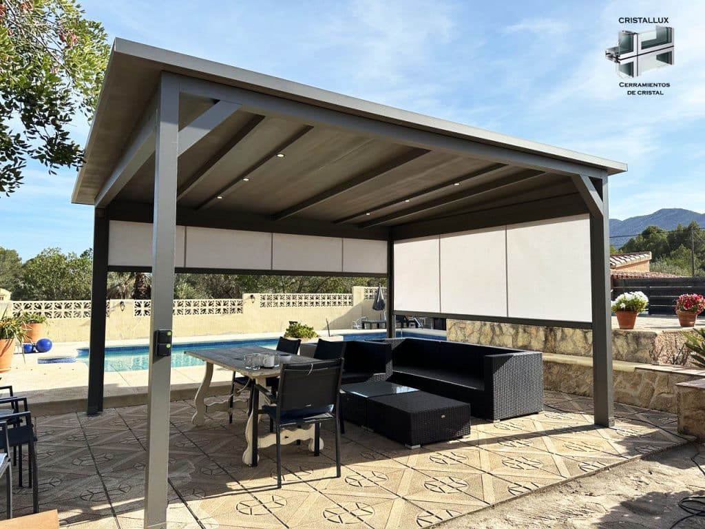 Cerramiento con techo de panel sandwich y toldos verticales