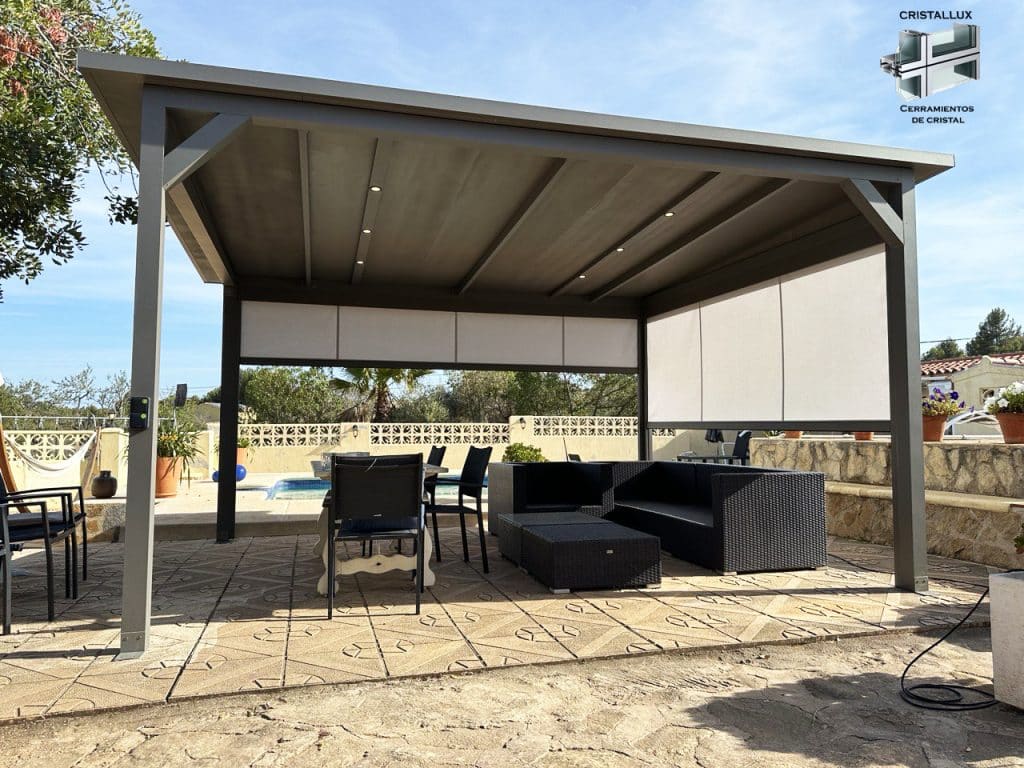 Cerramiento con techo de panel sandwich y toldos verticales