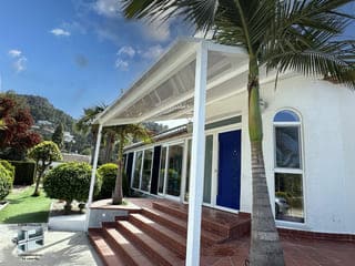 Mantenimiento y limpieza de juntas de PVC en cortinas de cristal