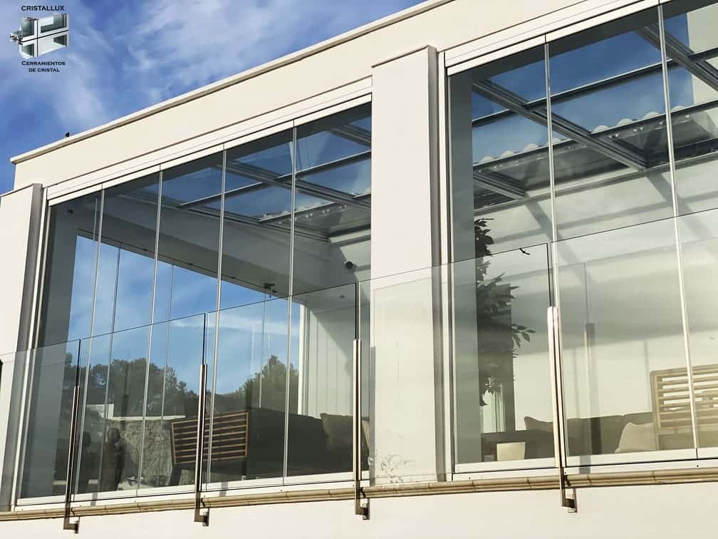 Techo móvil y cerramiento de cristal