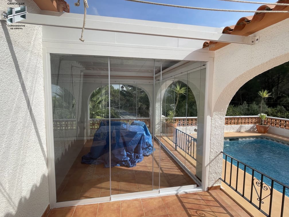 ¿Te encanta disfrutar de tu terraza en verano pero la abandonas cuando llega el entretiempo? ¡En Cristallux tenemos la solución perfecta para que tu espacio exterior se convierta en un oasis utilizable los 365 días del año! Nuestras mamparas de cristal para terrazas son la clave para transformar tu balcón, porche o terraza en un ambiente protegido, luminoso y lleno de posibilidades.